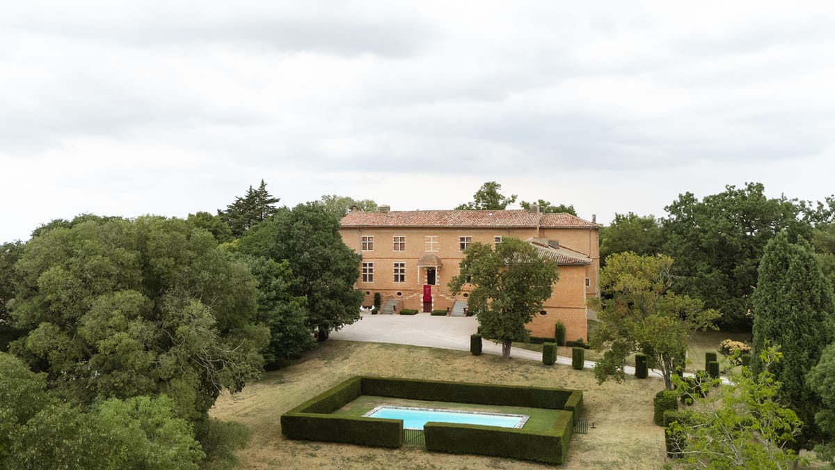 Aerial view of Château de Savignac-Mona, its parkland and swimming pool