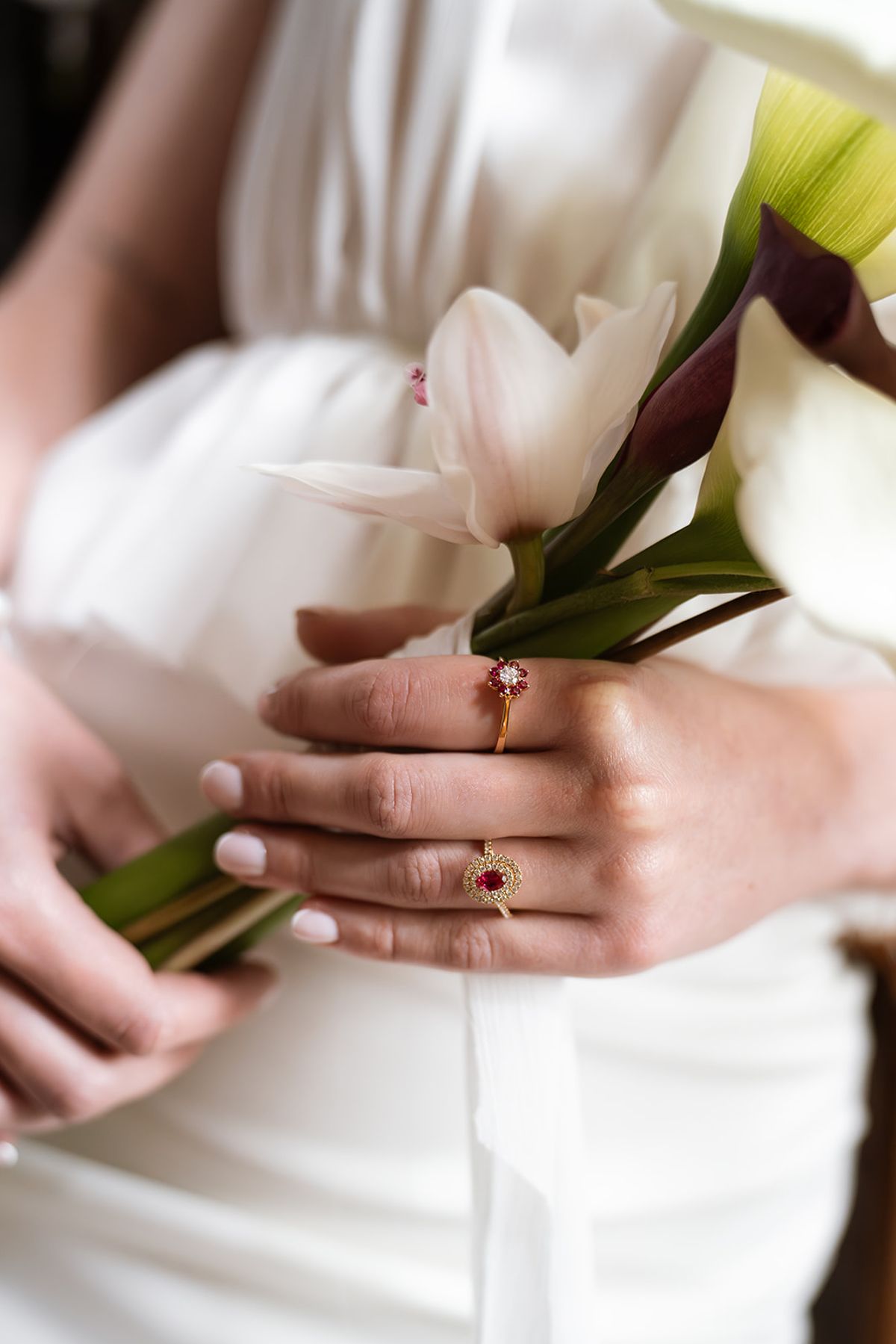 Close-up of the bride holding a bouquet of calla lilies and orchids