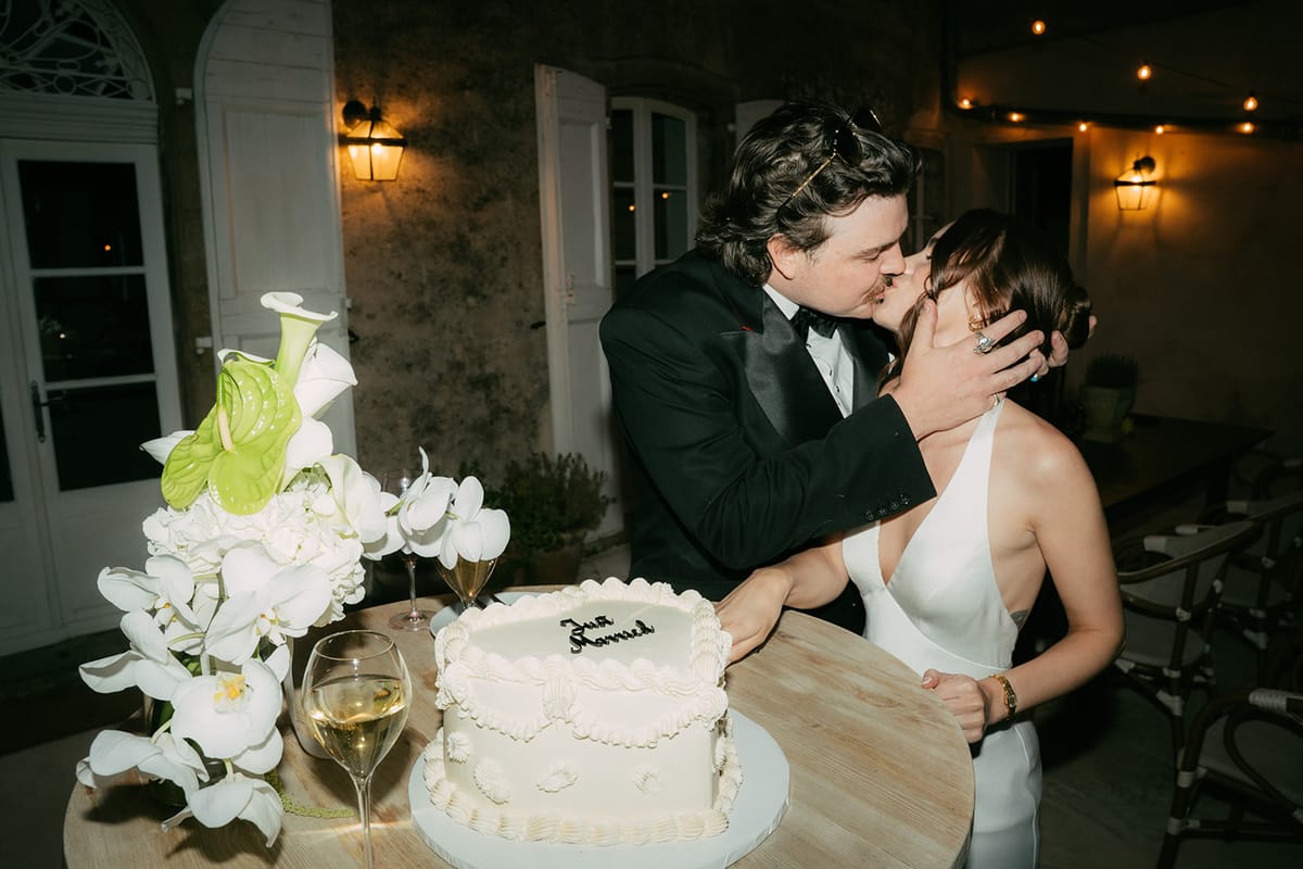 Jasmin and David cutting their wedding cake