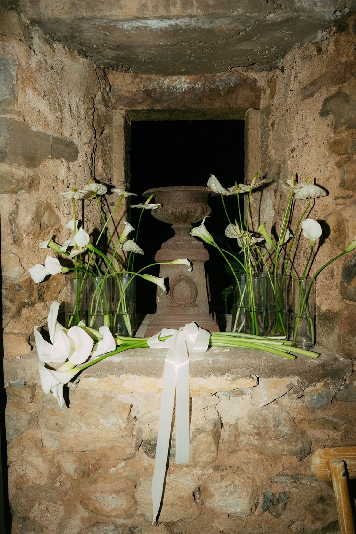 Calla lilies arranged around a stone plinth