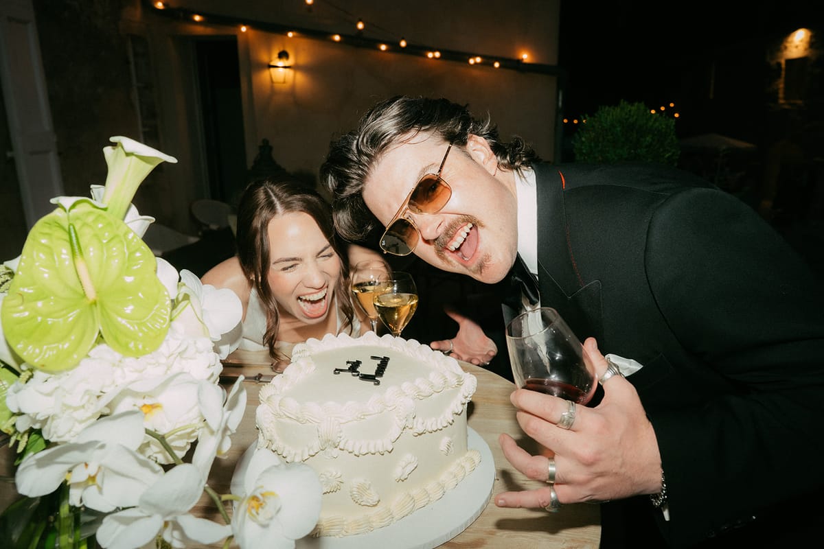 Jasmin and David with their wedding cake