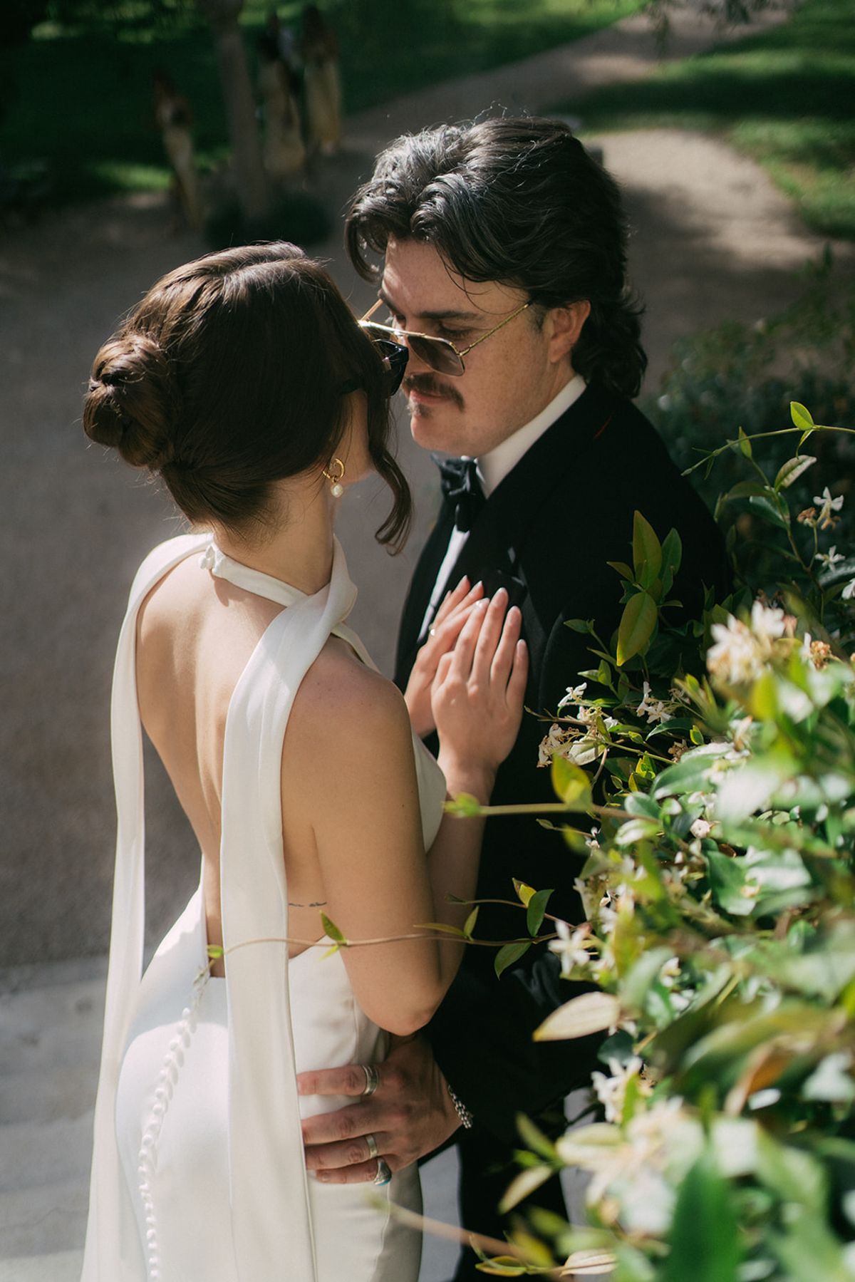 Jasmin and David close together with her bouquet