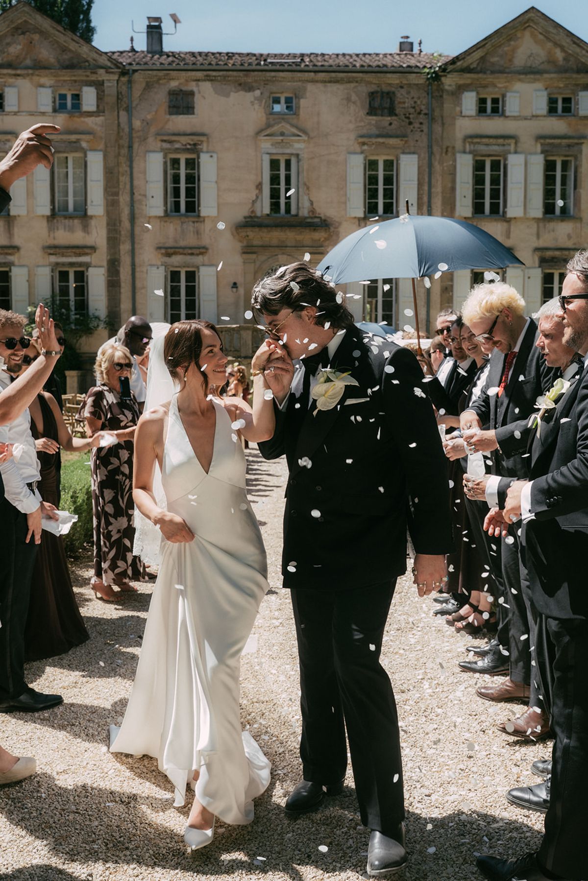 Guests throwing confetti over Jasmin and David after the ceremony
