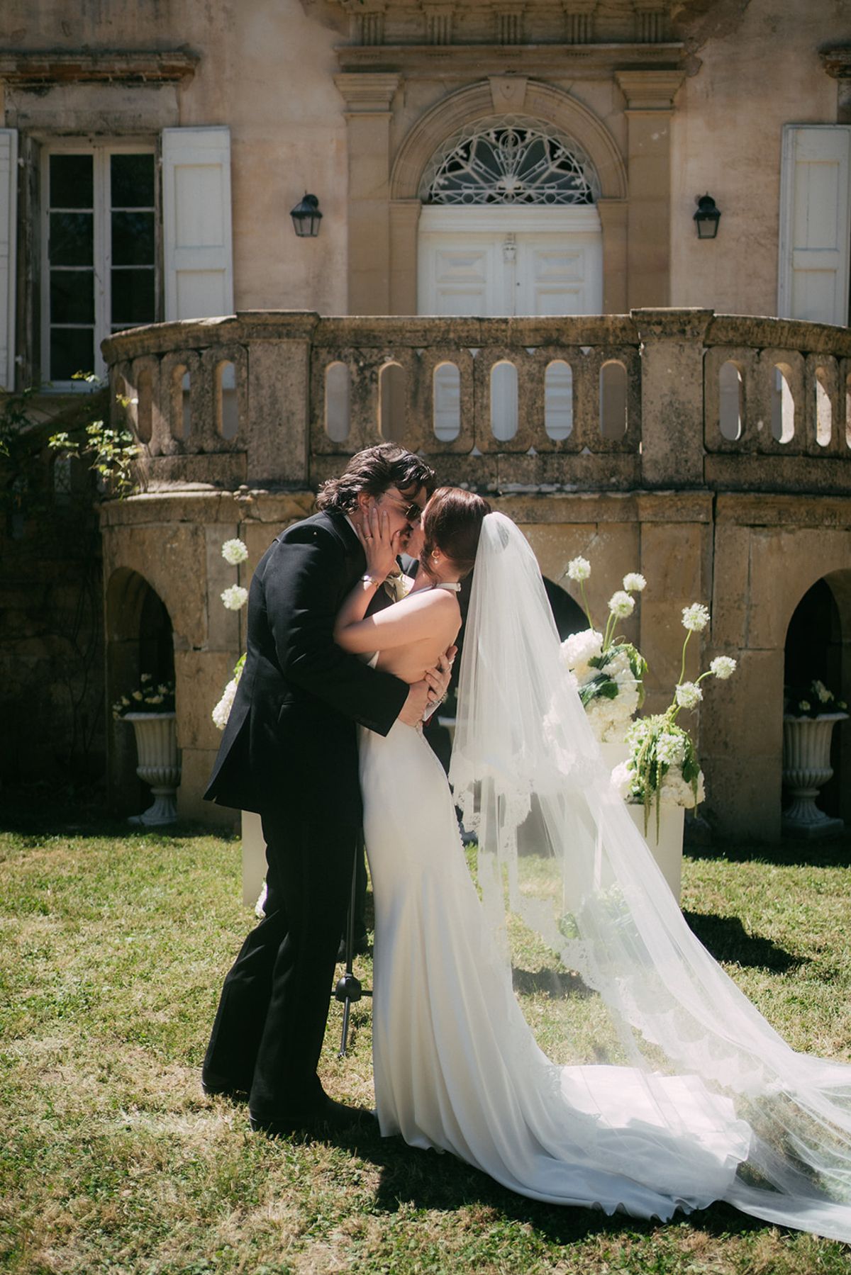 Jasmin and David kissing before the orangery arches