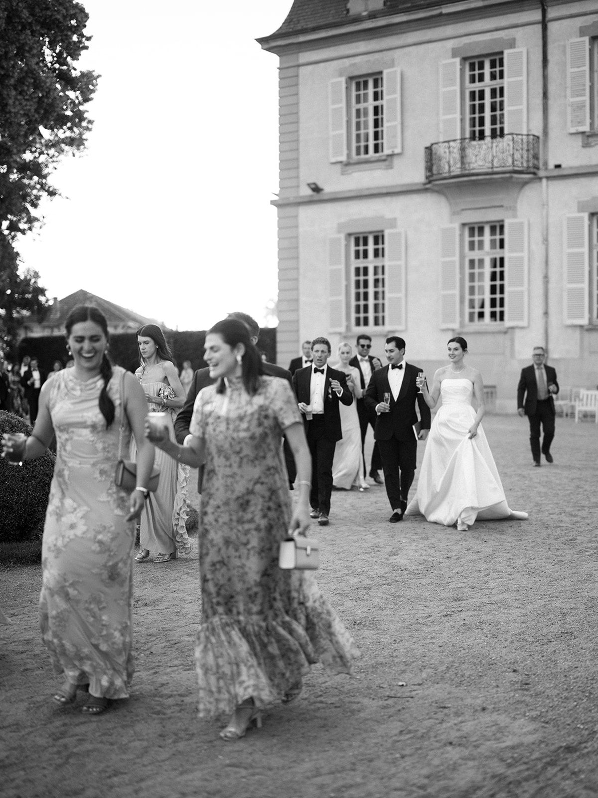 Guests walking up to the chateau