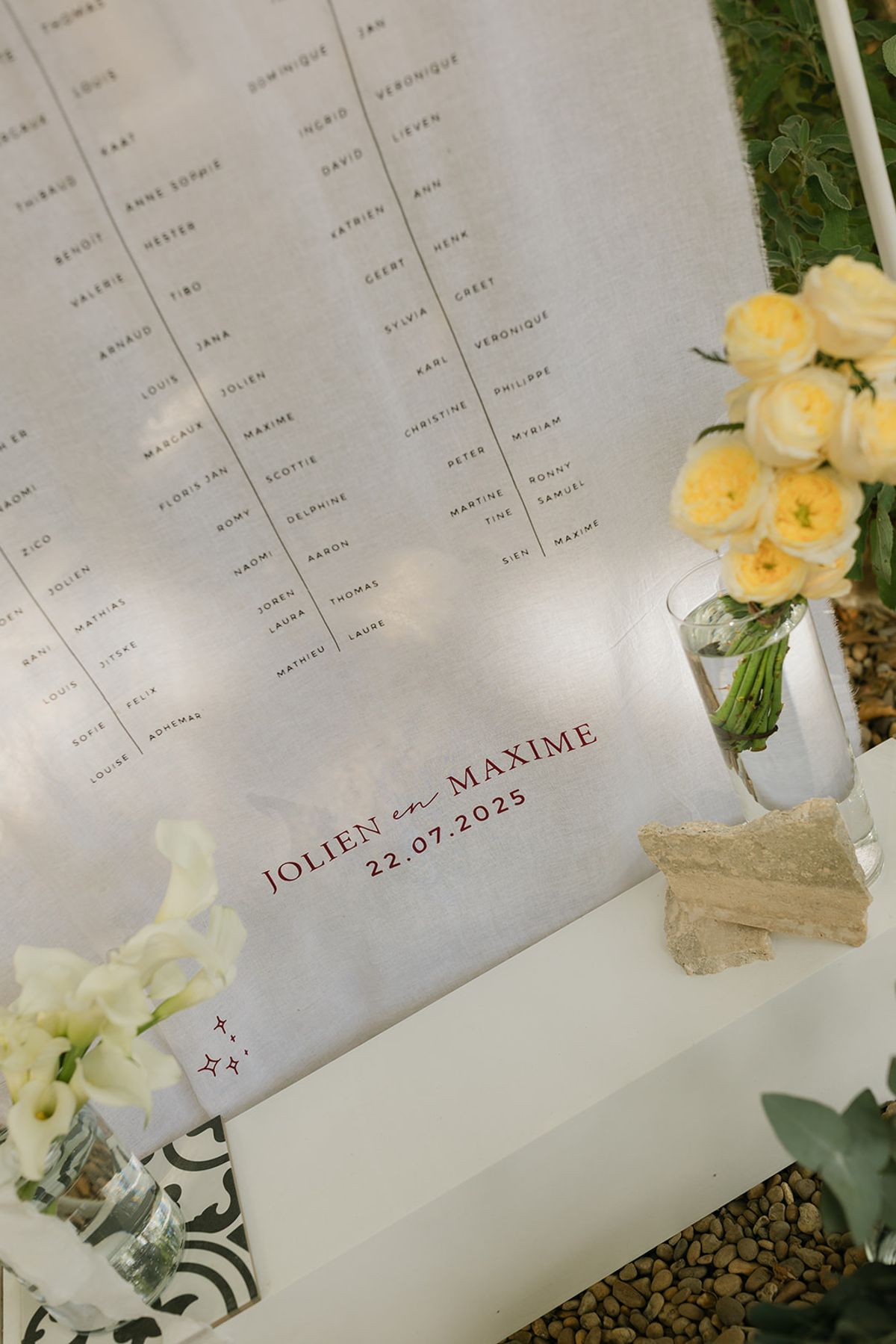 The seating plan for Jolien and Maxime's dinner with white and yellow flowers