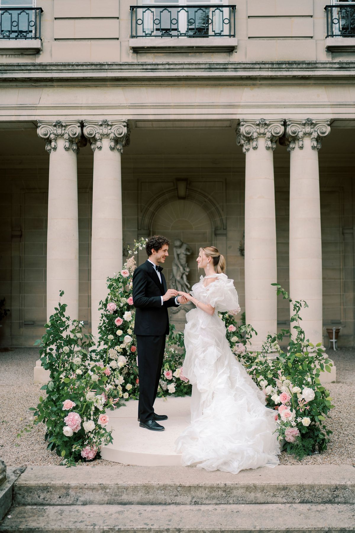 Amélie and Lucien with the rings on the circular platform before the peristyle