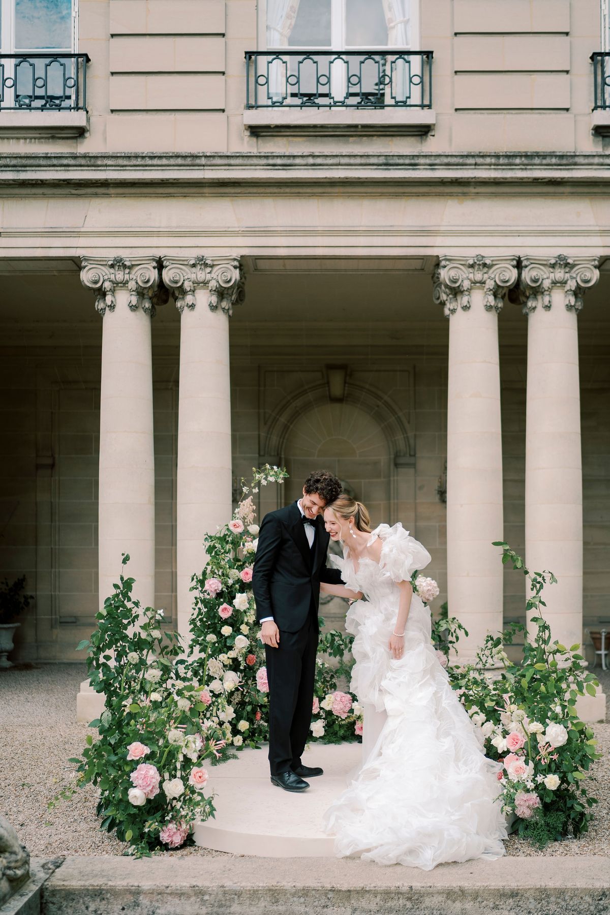 Amélie and Lucien leaning in close on the circular platform