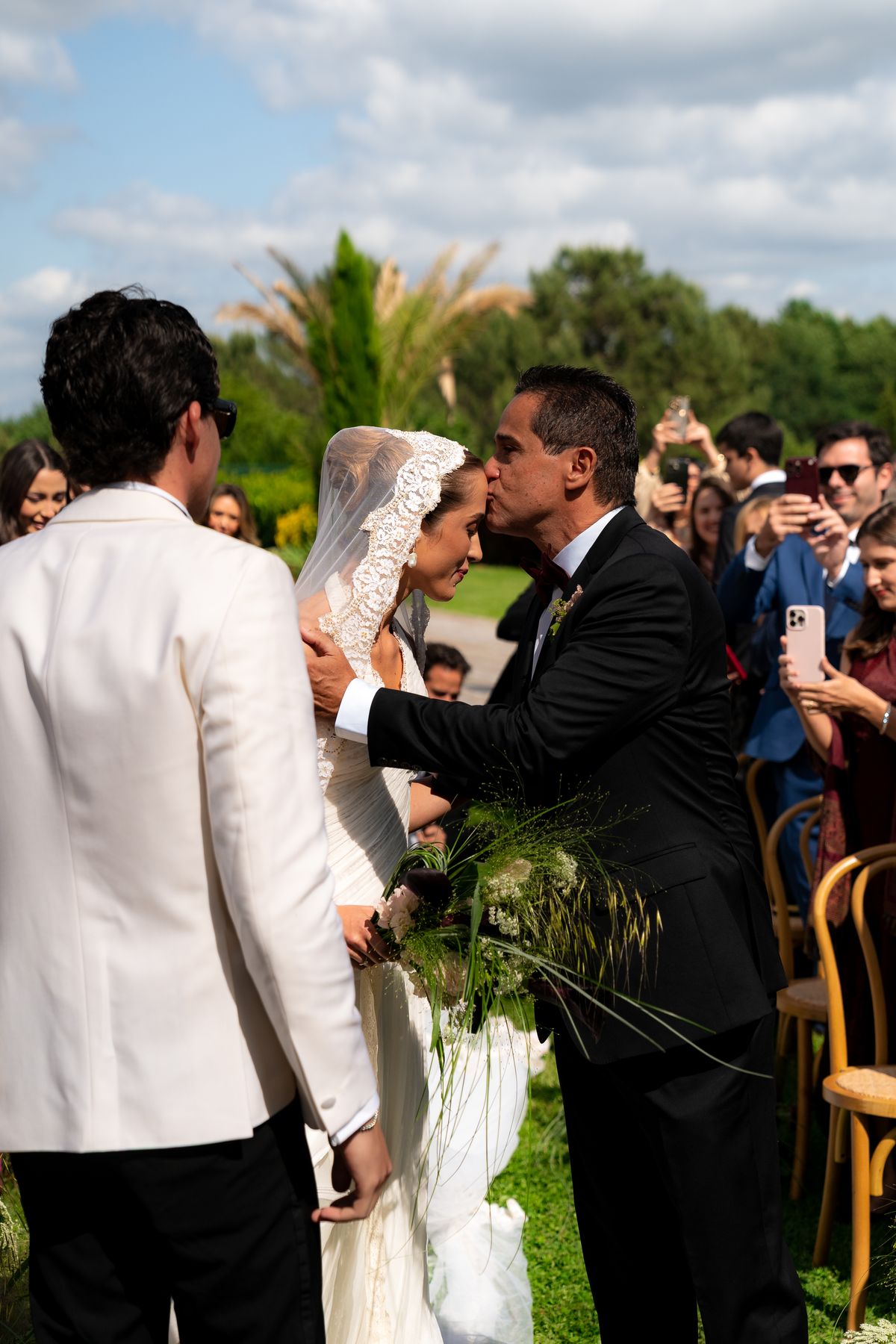 Isadora & Hugo — the couple at the ceremony surrounded by guests, spring wedding in Nouvelle-Aquitaine