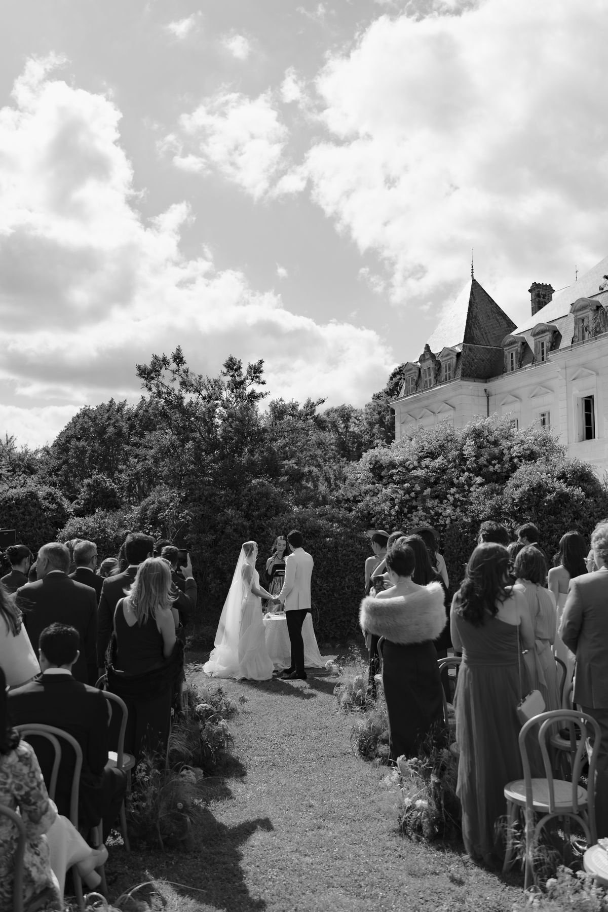 Isadora & Hugo — the aisle seen from behind during the ceremony, spring wedding in Nouvelle-Aquitaine
