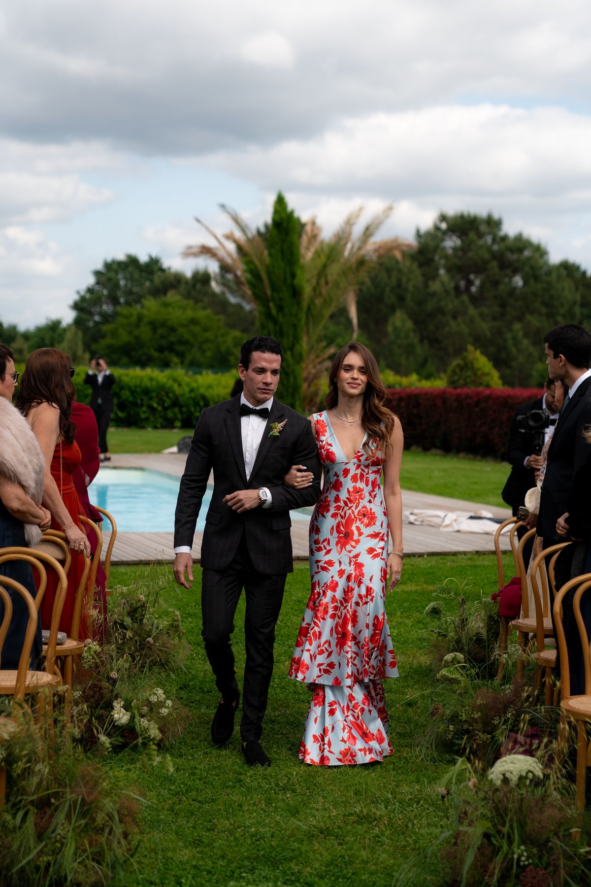 Isadora & Hugo — guests gathered by the pool, spring wedding in Nouvelle-Aquitaine
