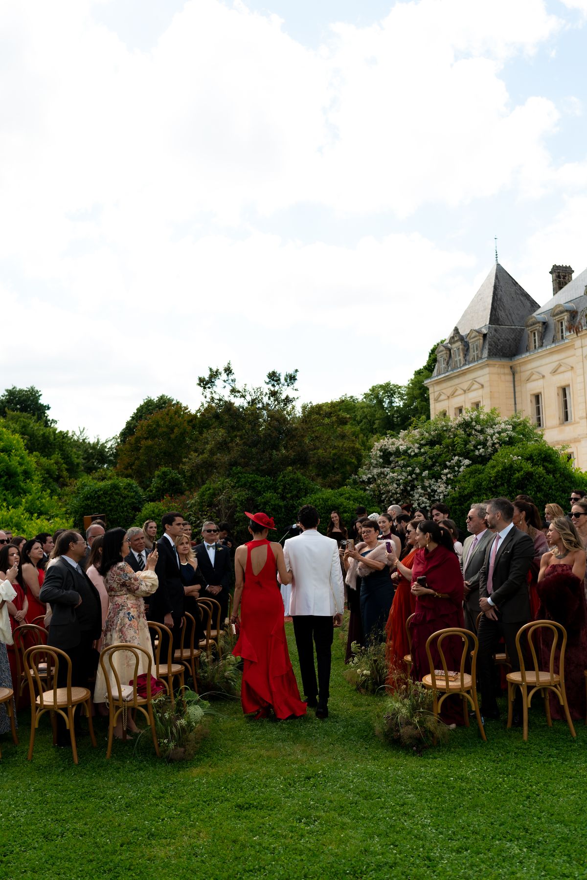 Isadora & Hugo — guests standing on the lawn during the ceremony, spring wedding in Nouvelle-Aquitaine