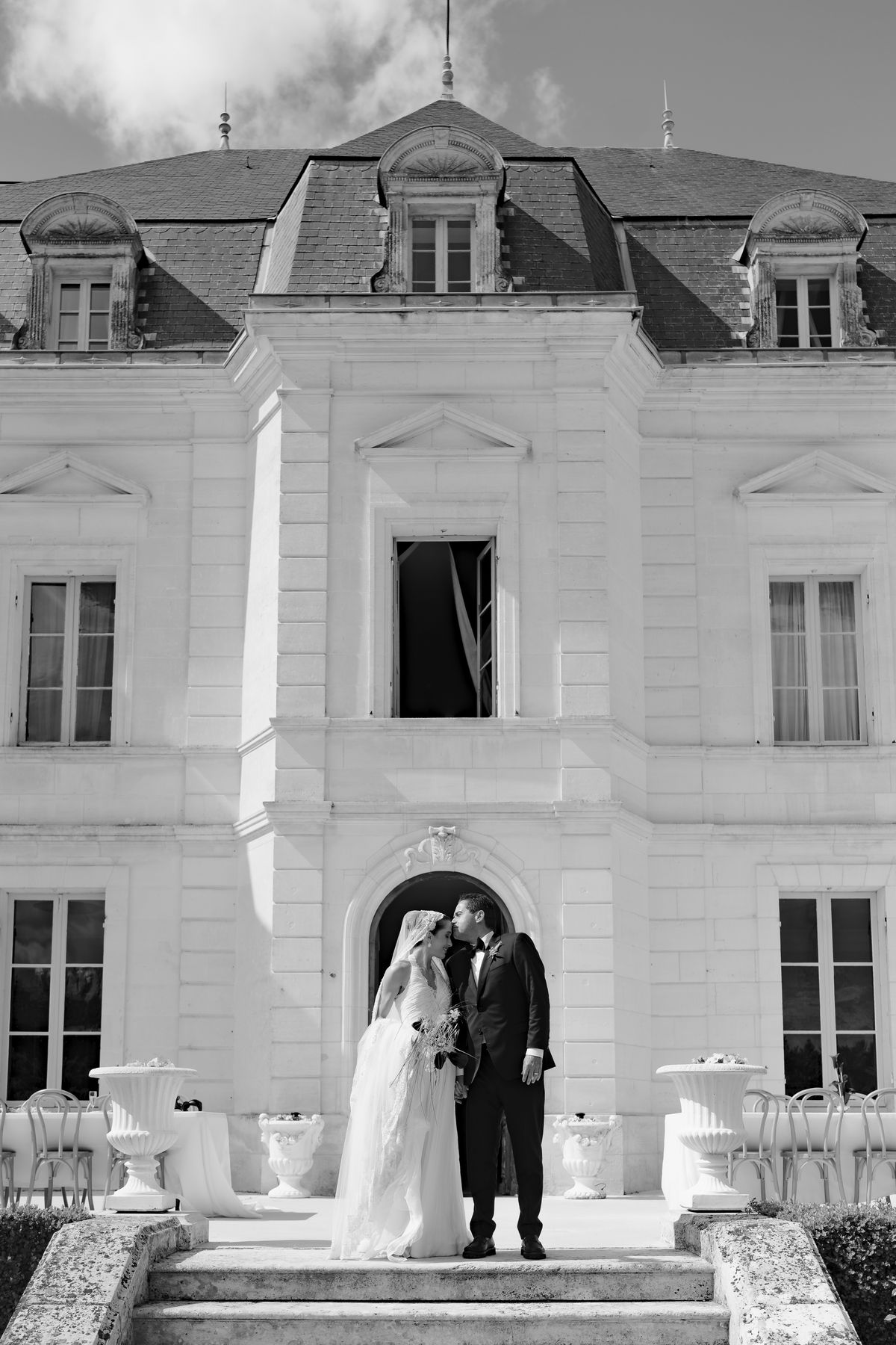 Isadora & Hugo — the couple on the chateau steps, spring wedding in Nouvelle-Aquitaine