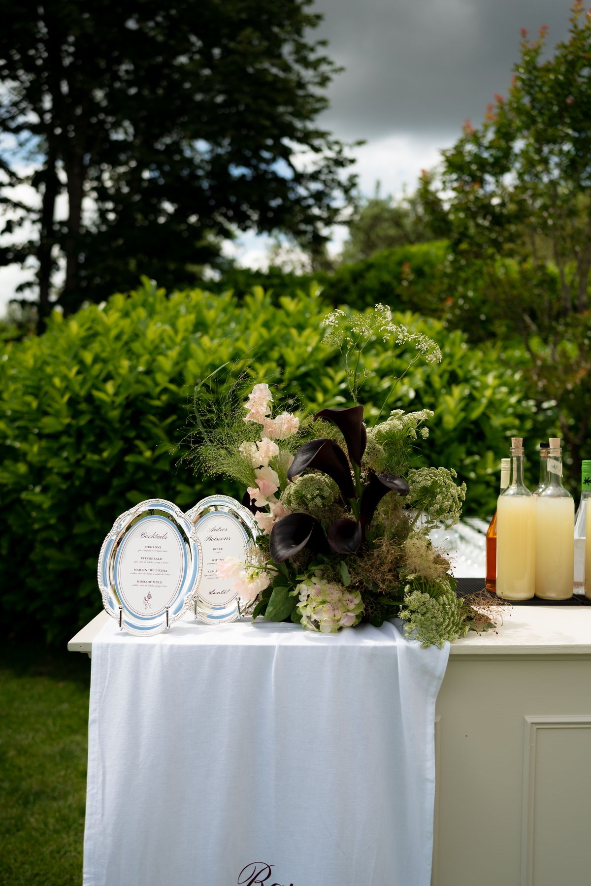 Isadora & Hugo — a welcome table with candles and an arrangement of foliage, spring wedding in Nouvelle-Aquitaine