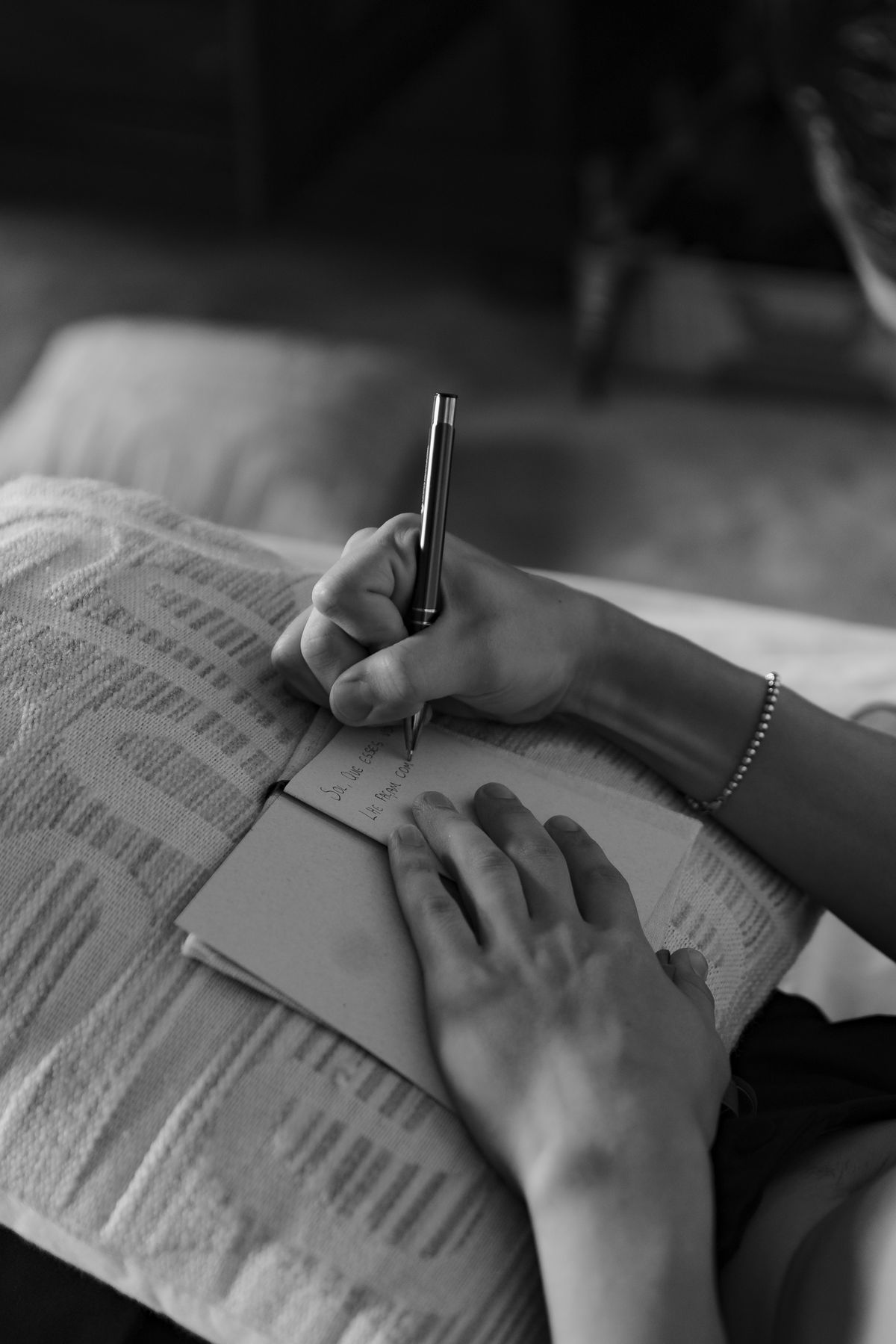 Isadora & Hugo — hands signing the register, spring wedding in Nouvelle-Aquitaine