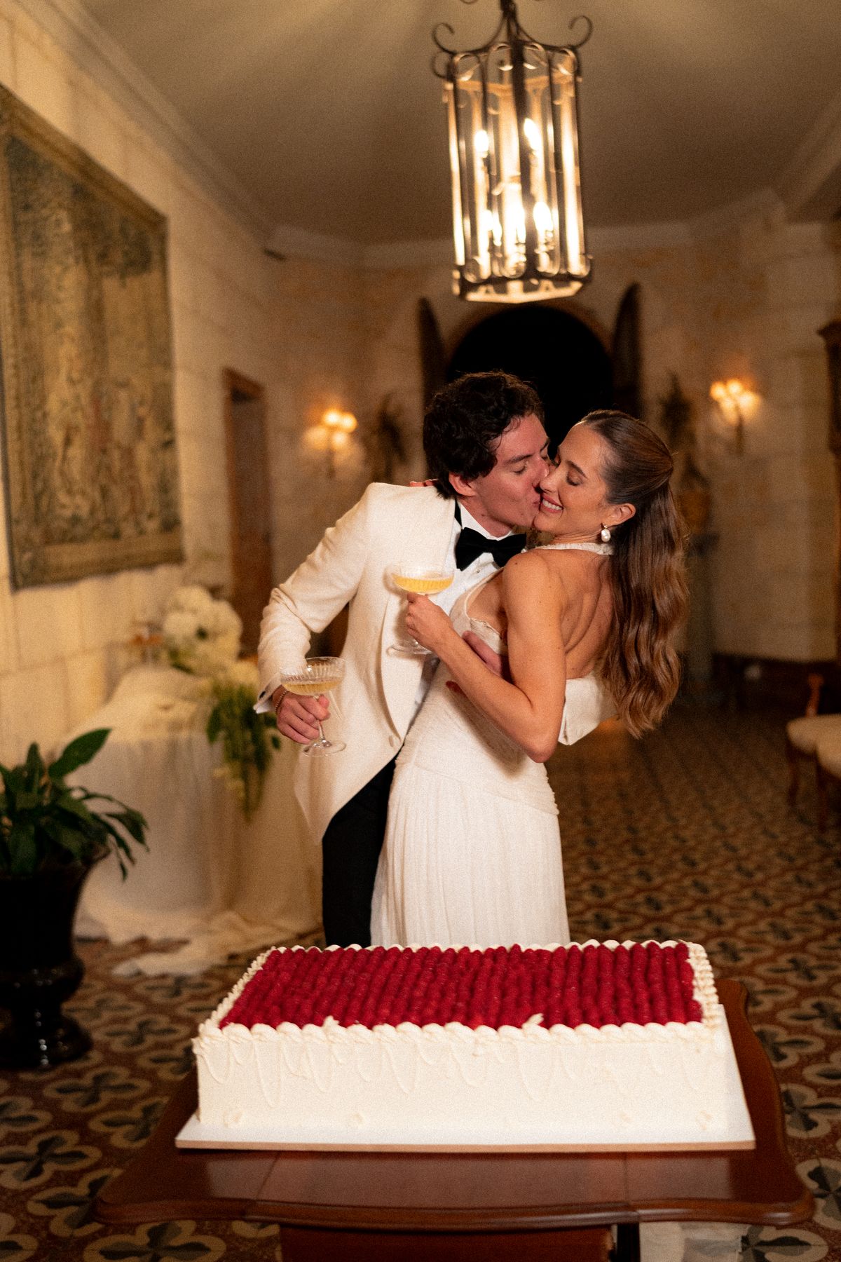 Isadora & Hugo — the couple embracing beside the cake, spring wedding in Nouvelle-Aquitaine