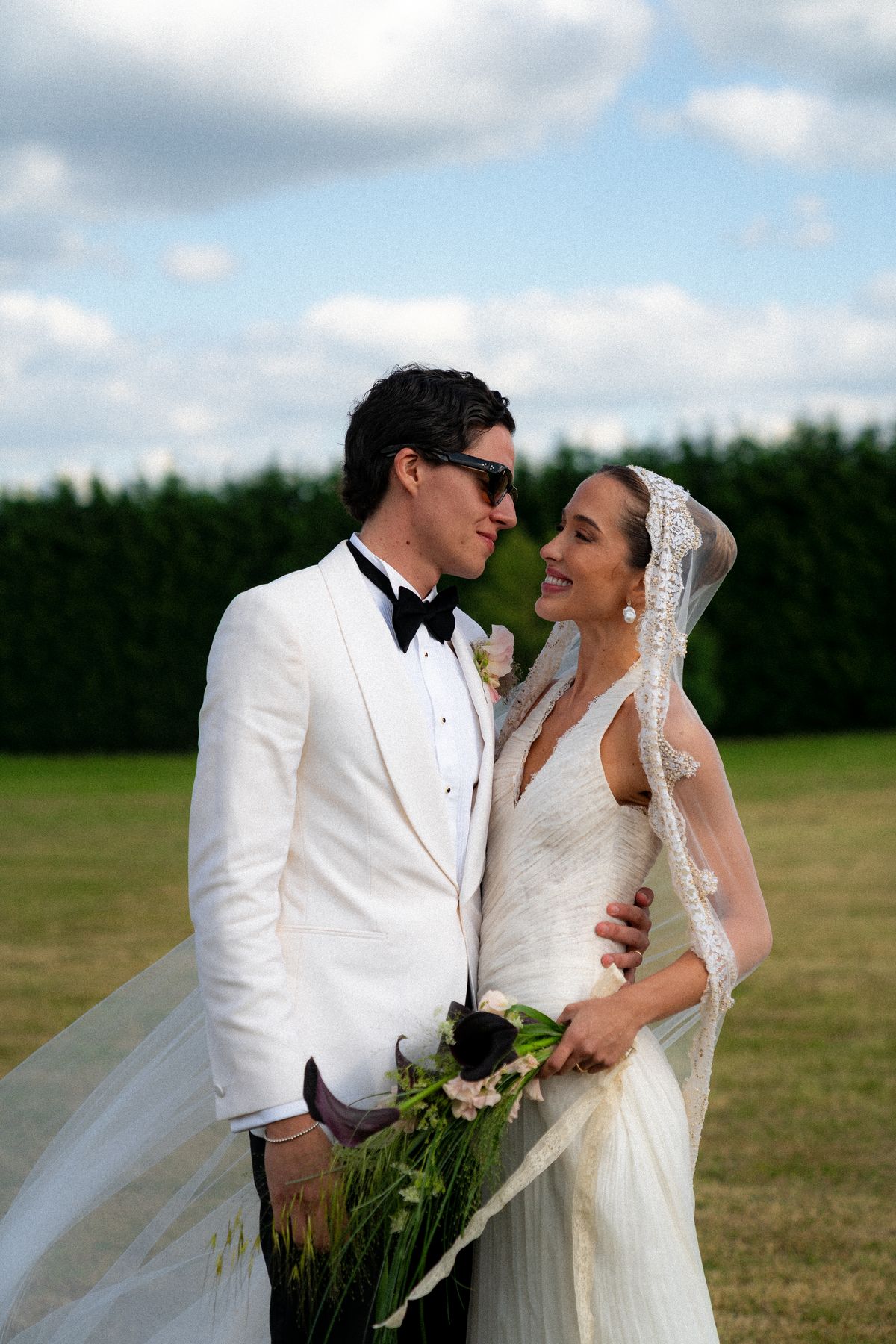 Isadora & Hugo — the couple together, the bride holding her bouquet, spring wedding in Nouvelle-Aquitaine
