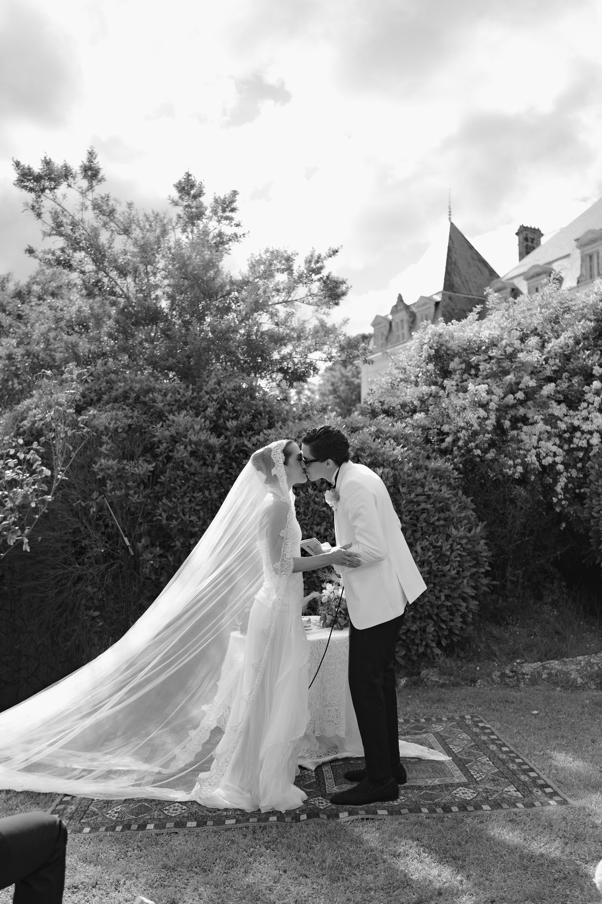 Isadora & Hugo — the couple kissing beneath the veil, spring wedding in Nouvelle-Aquitaine