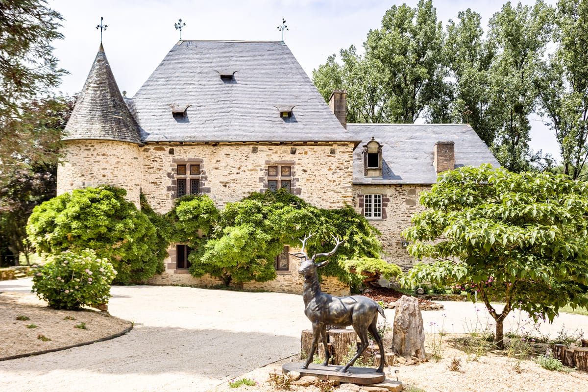 Gardens at Chateau Eyparsac with topiary and statuary in the grounds