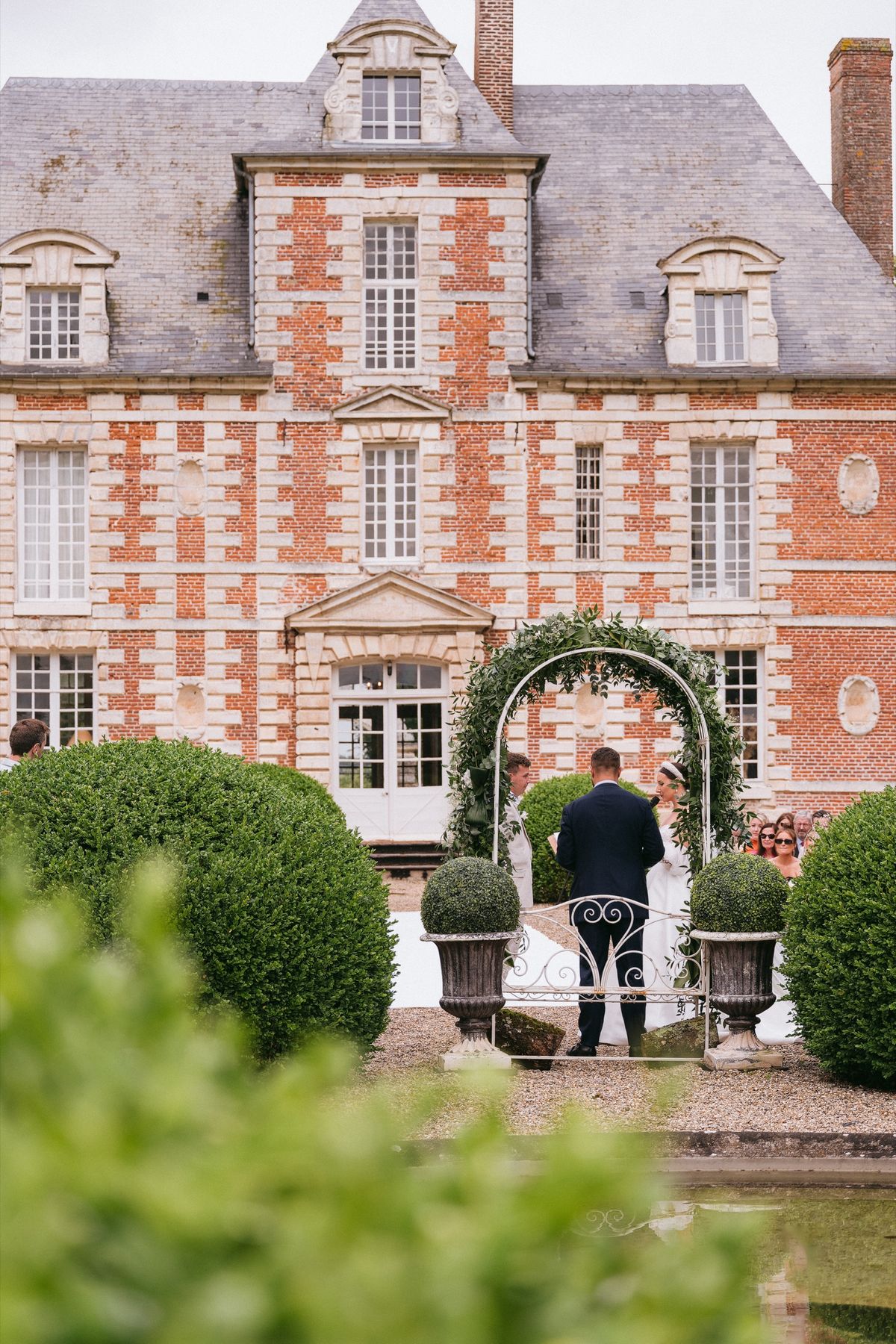 Looking through a planted garden arch toward the château across the formal garden