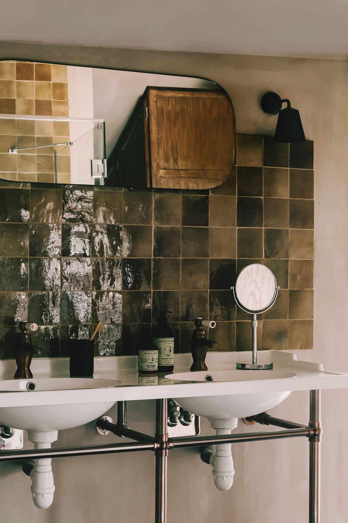 Château de Beaulieu — Bathroom — double-vanity detail