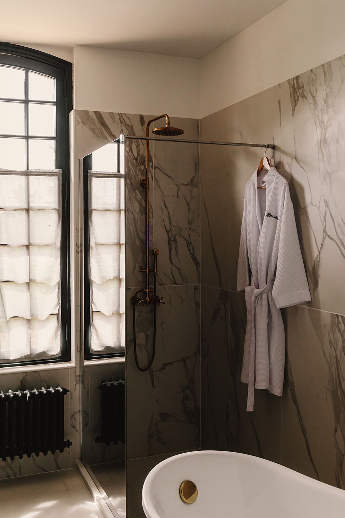 Château de Beaulieu — Bathroom — shower area