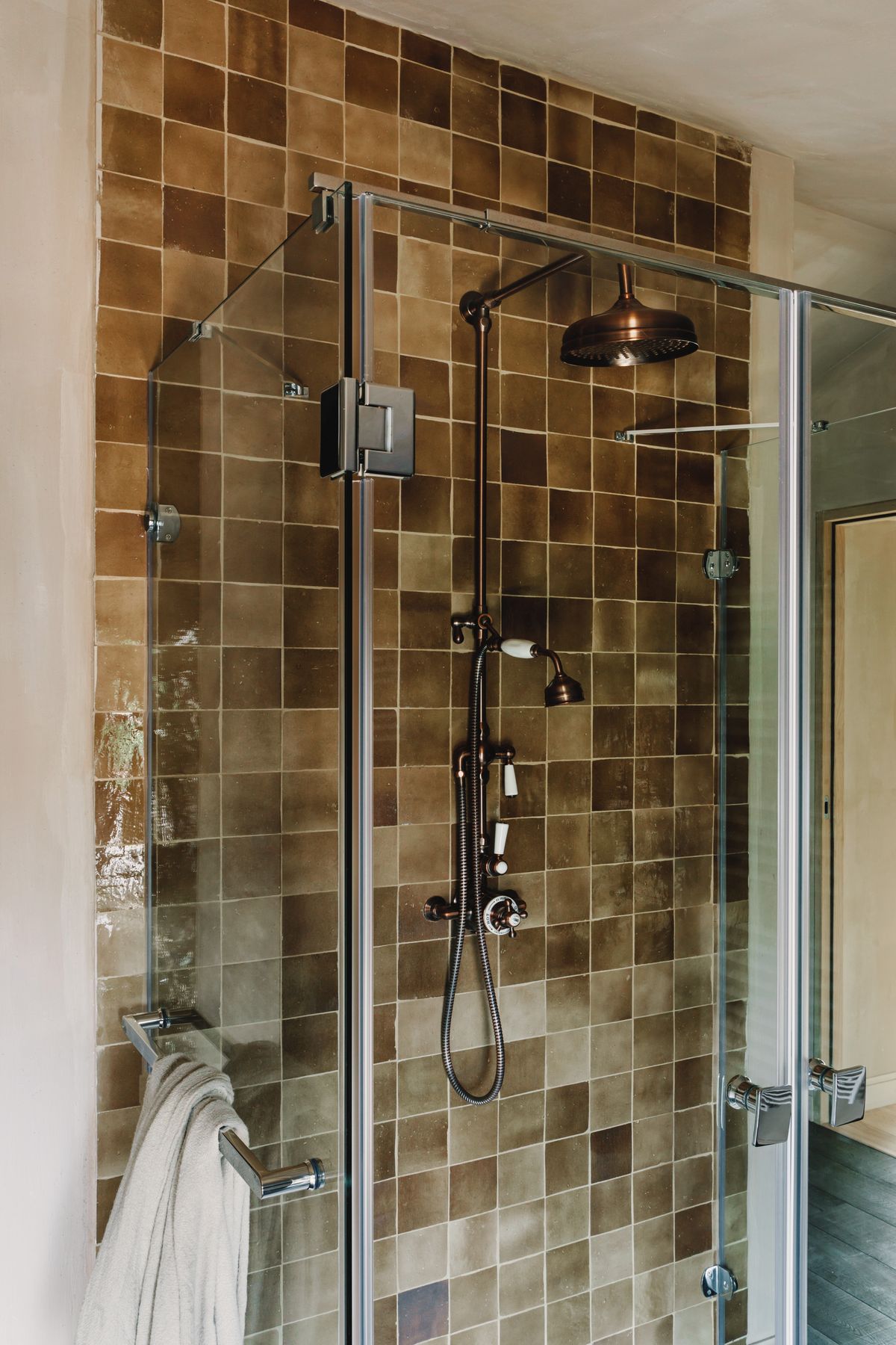 Château de Beaulieu — Bathroom / shower detail