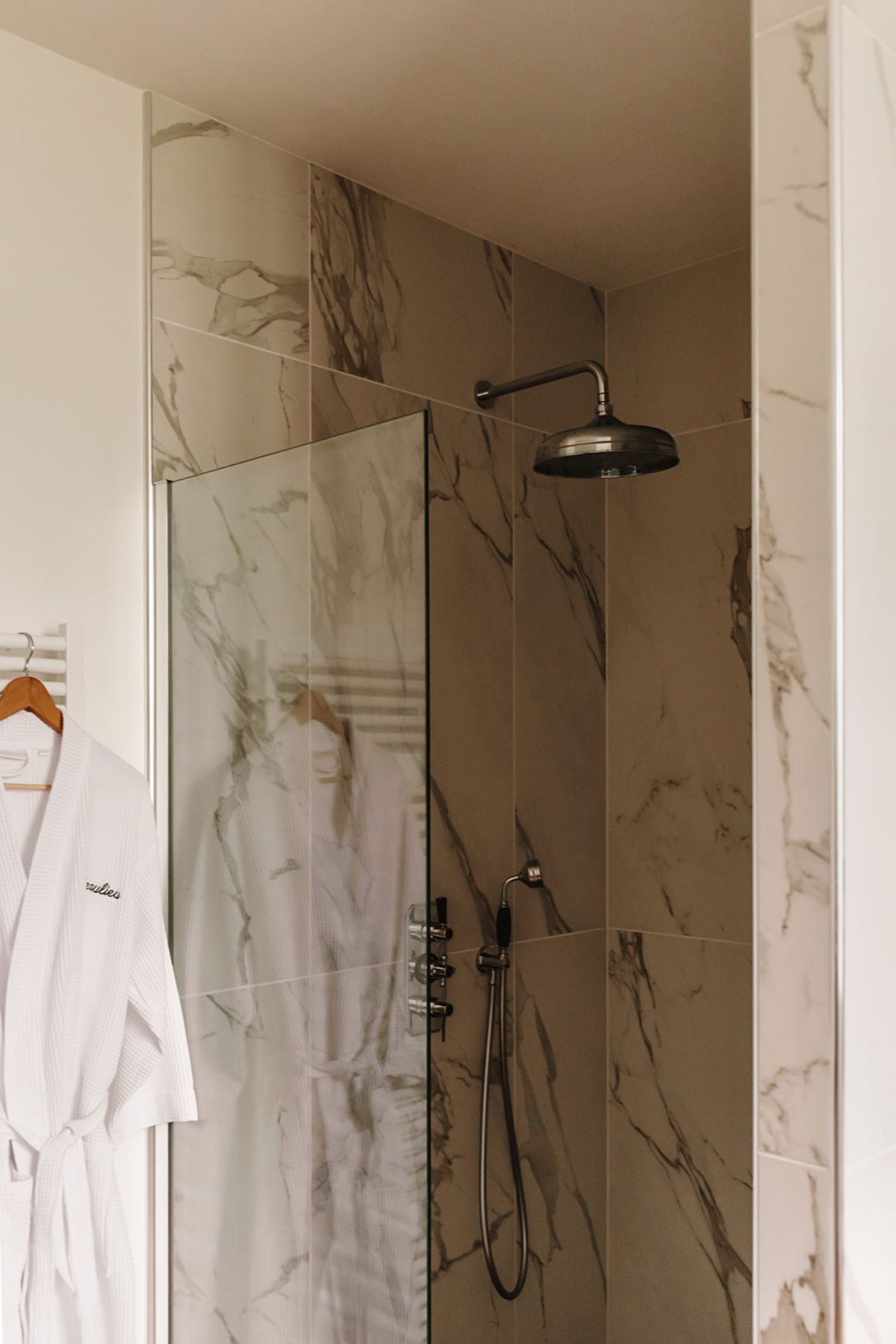 Château de Beaulieu — Bathroom — shower stall