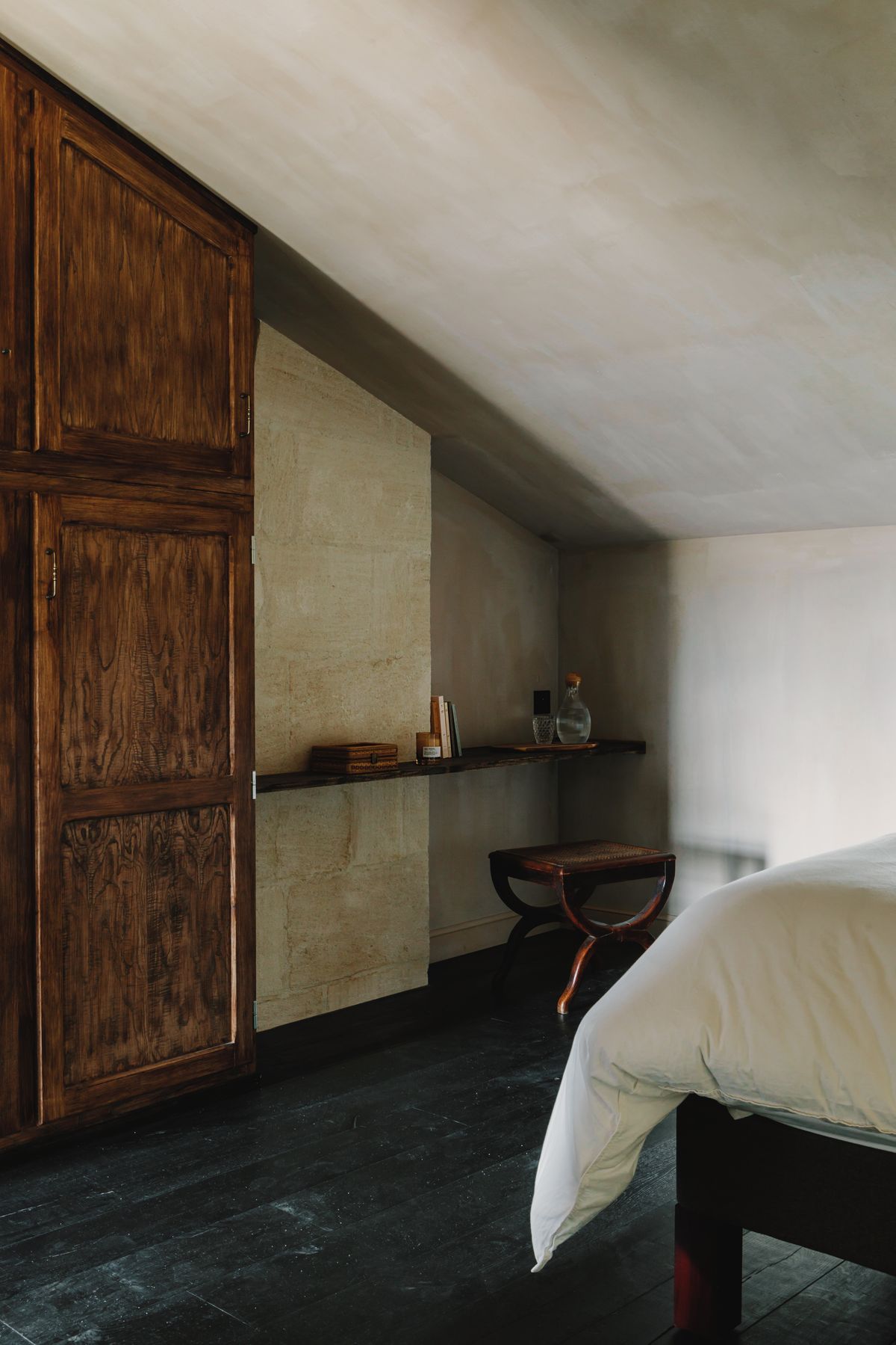 Château de Beaulieu — Bedroom corner — wardrobe, shelf nook