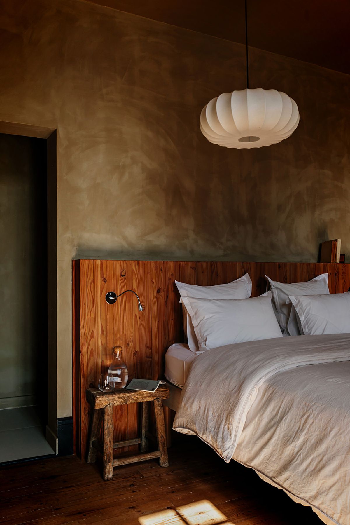 Château de Beaulieu — Bedroom, wood-plank headboard