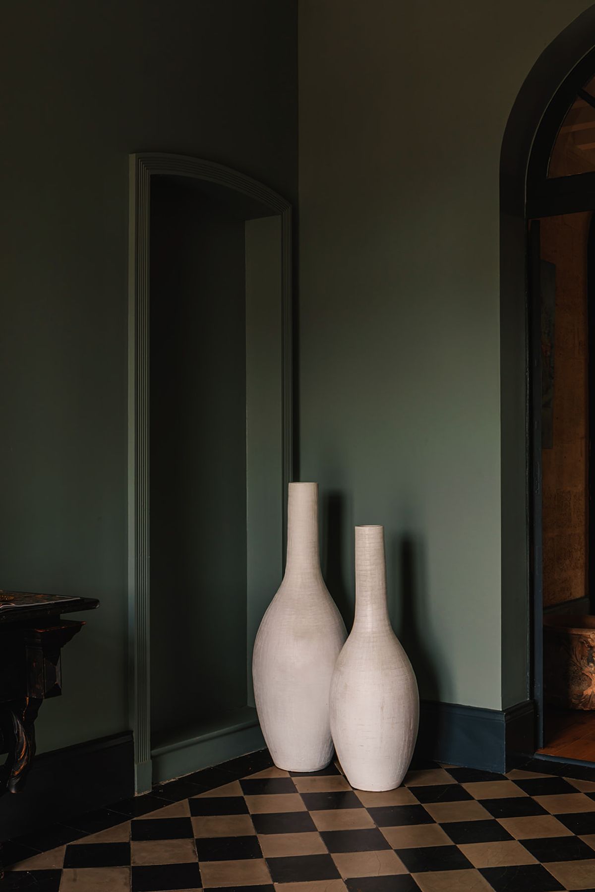 Château de Beaulieu — Corner niche — ceramic vases