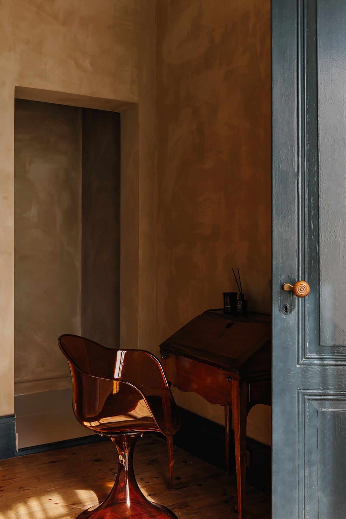 Château de Beaulieu — Dressing room / study nook