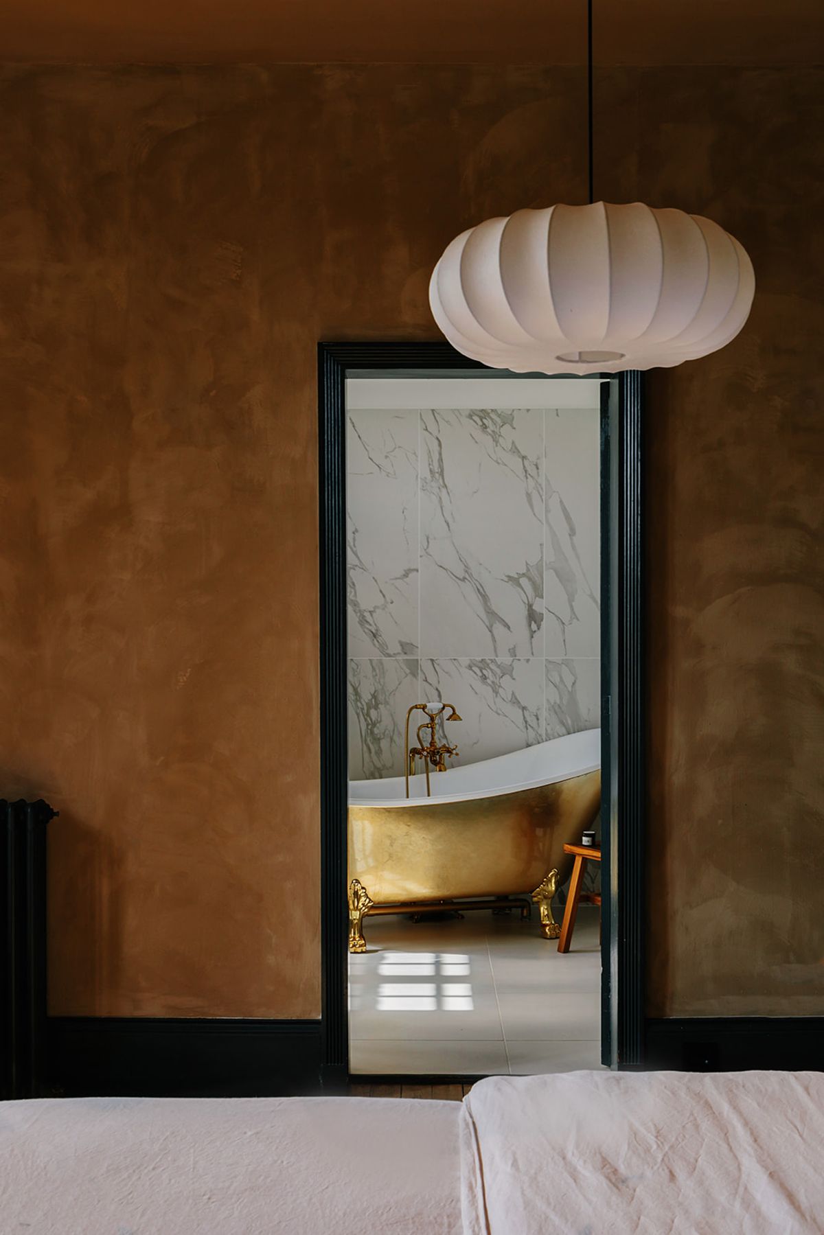 Château de Beaulieu — Ensuite bathroom, mirrored vignette
