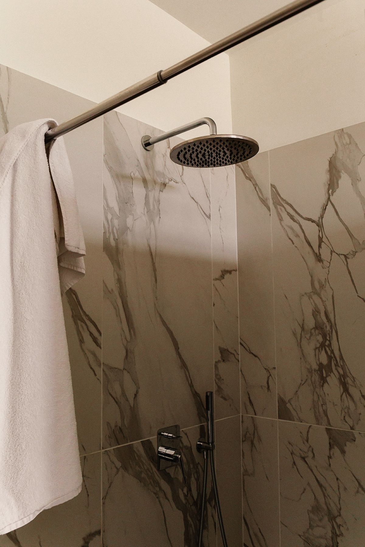 Château de Beaulieu — Ensuite bathroom — shower detail