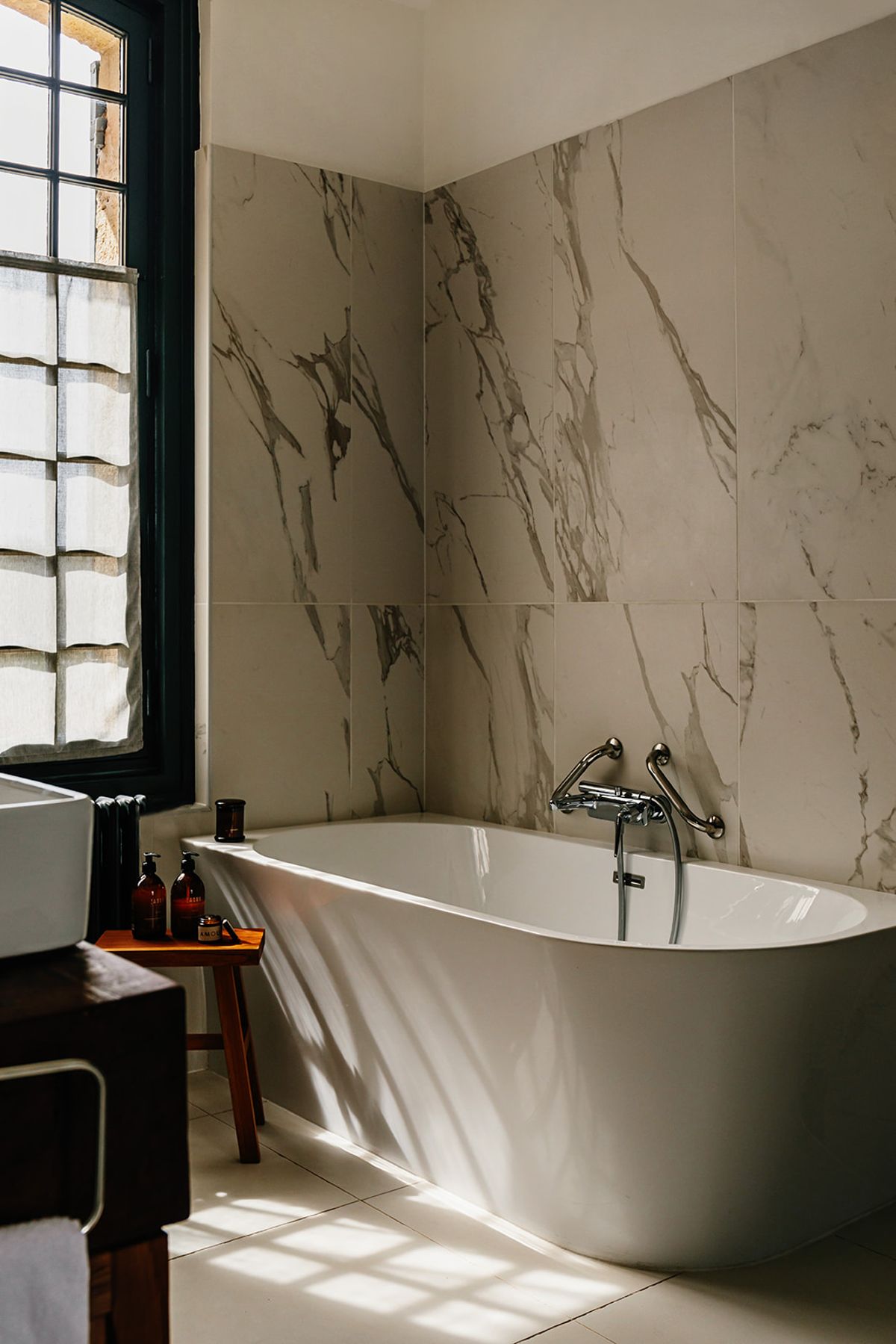 Château de Beaulieu — Ensuite bathroom — tub