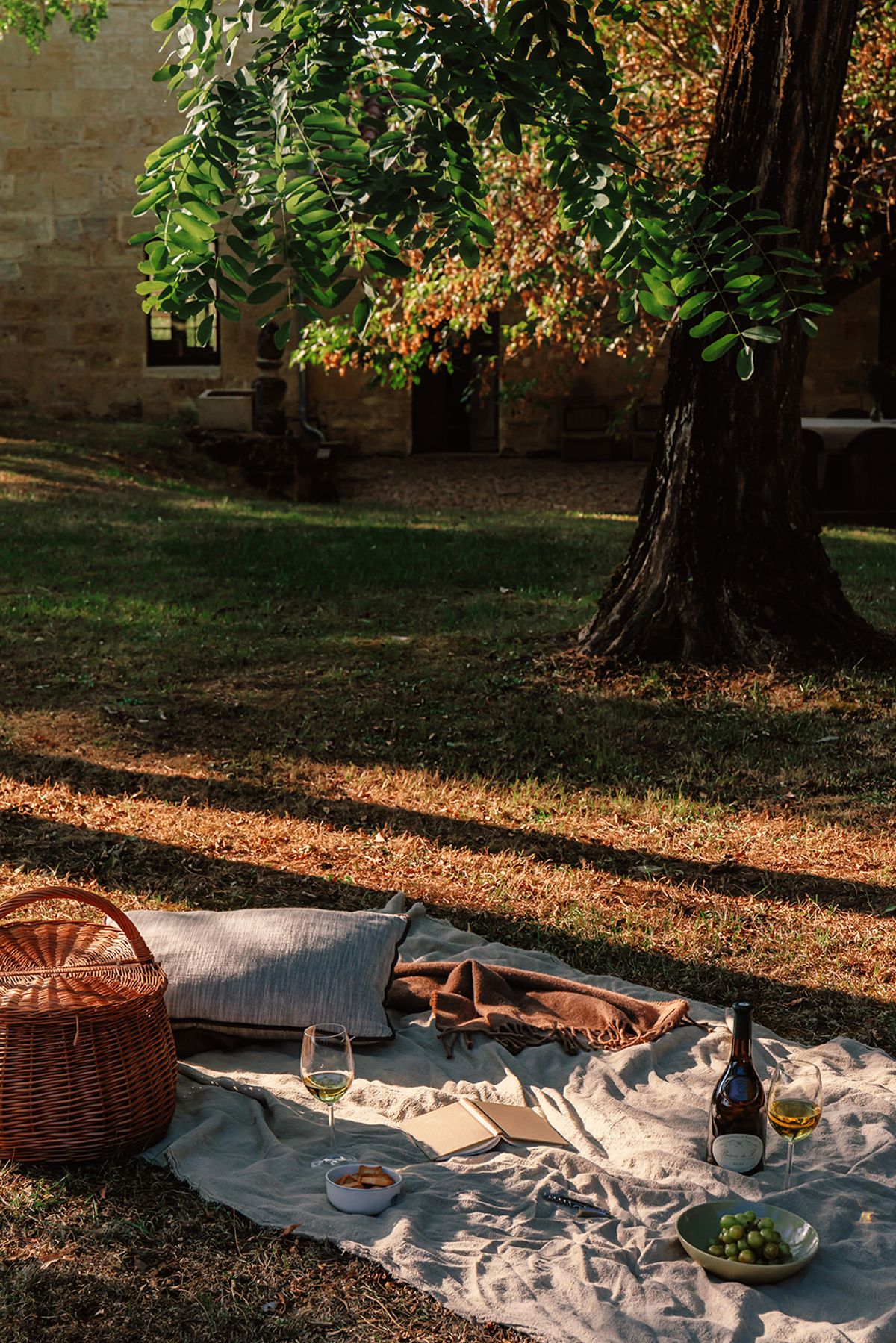 Château de Beaulieu — Garden picnic on the lawn