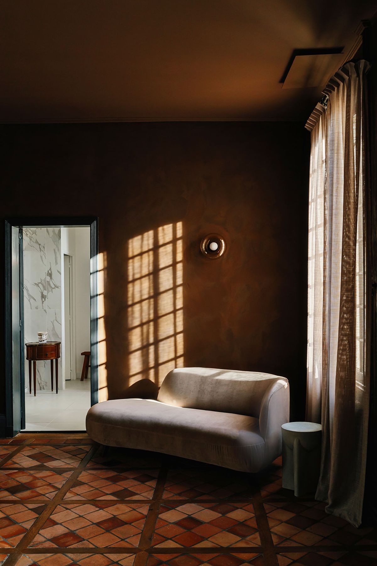 Château de Beaulieu — Living room — curved sofa, ensuite doorway (relabeled)