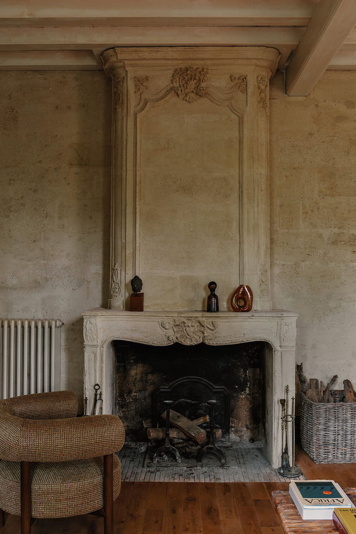 Château de Beaulieu — Living room — fireplace detail
