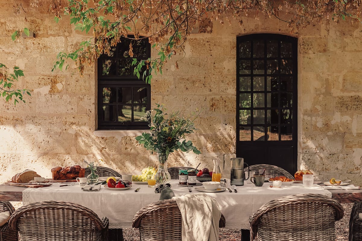 Château de Beaulieu — Outdoor dining, food-laden