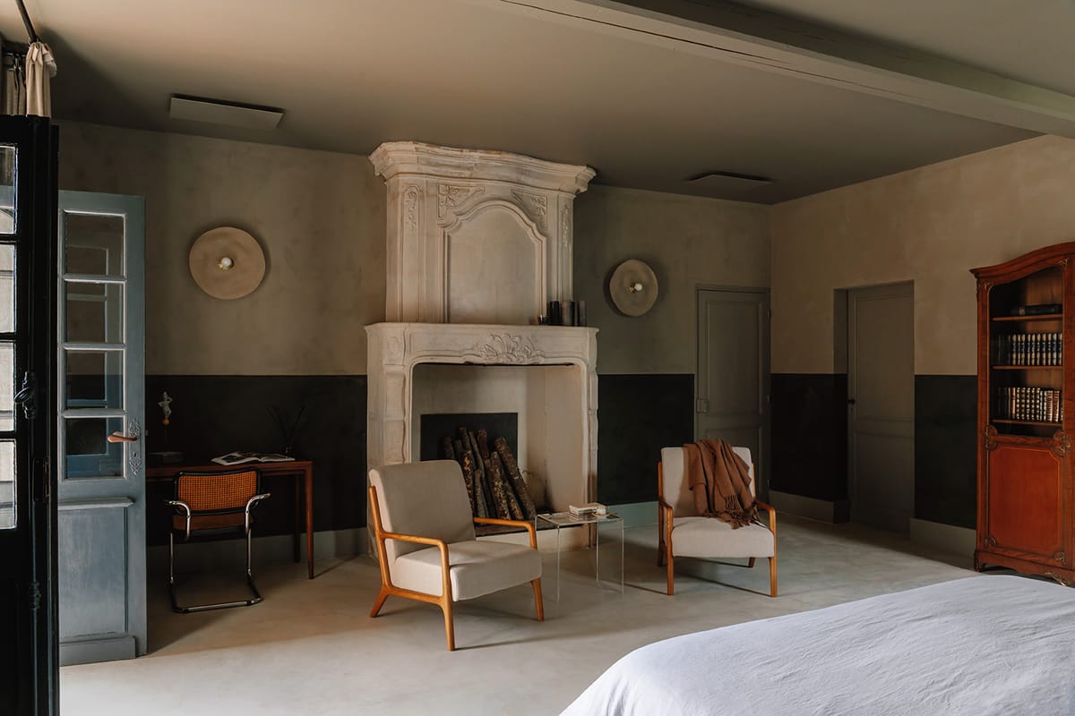 Château de Beaulieu — Primary suite sitting area, fireplace