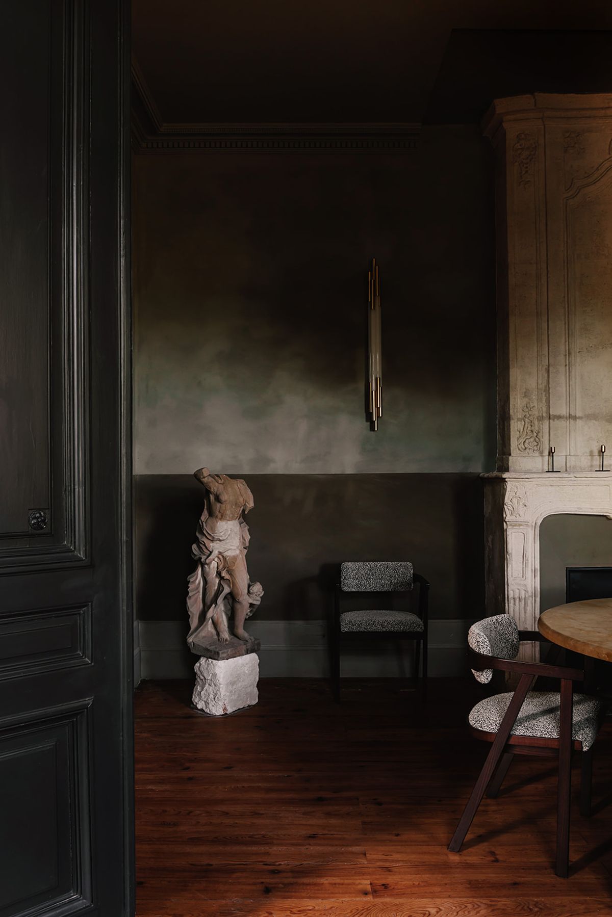 Château de Beaulieu — Salon / dining — antique statue, fireplace