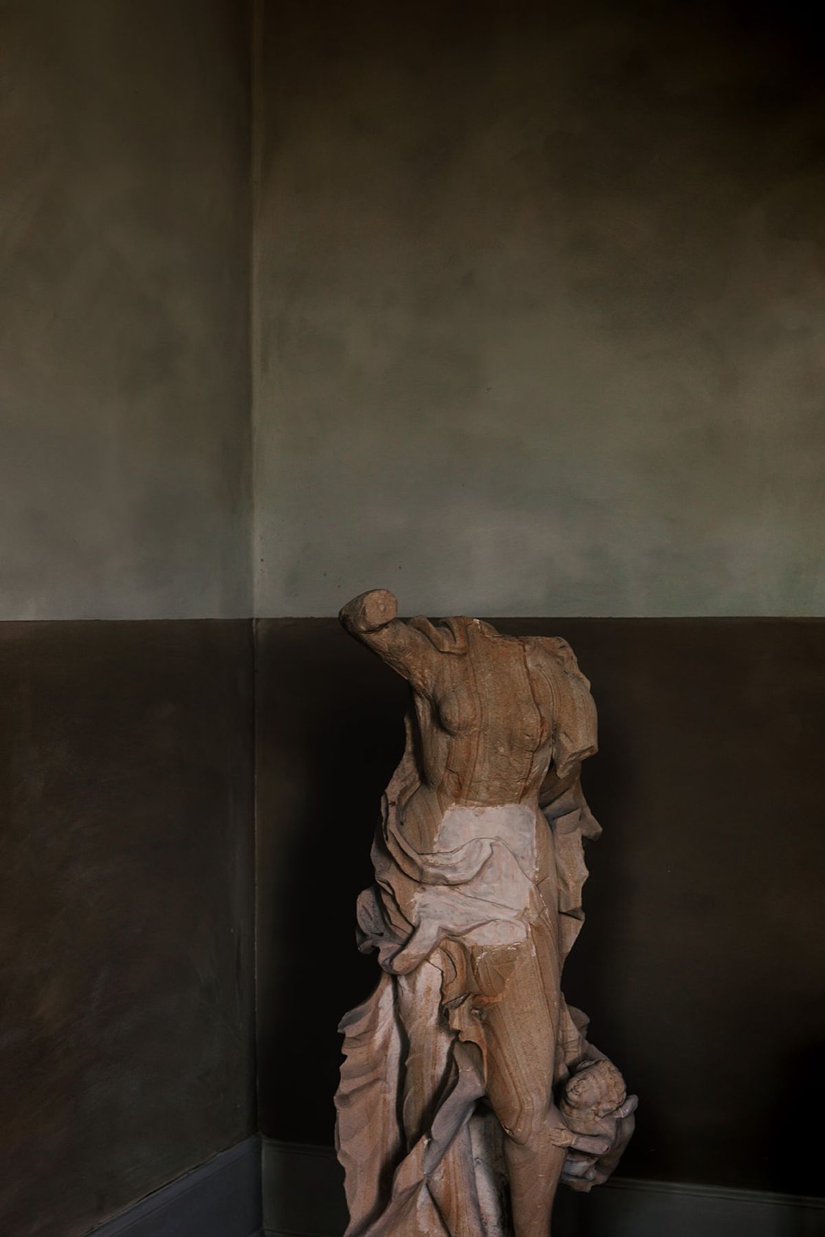 Château de Beaulieu — Salon — statue detail