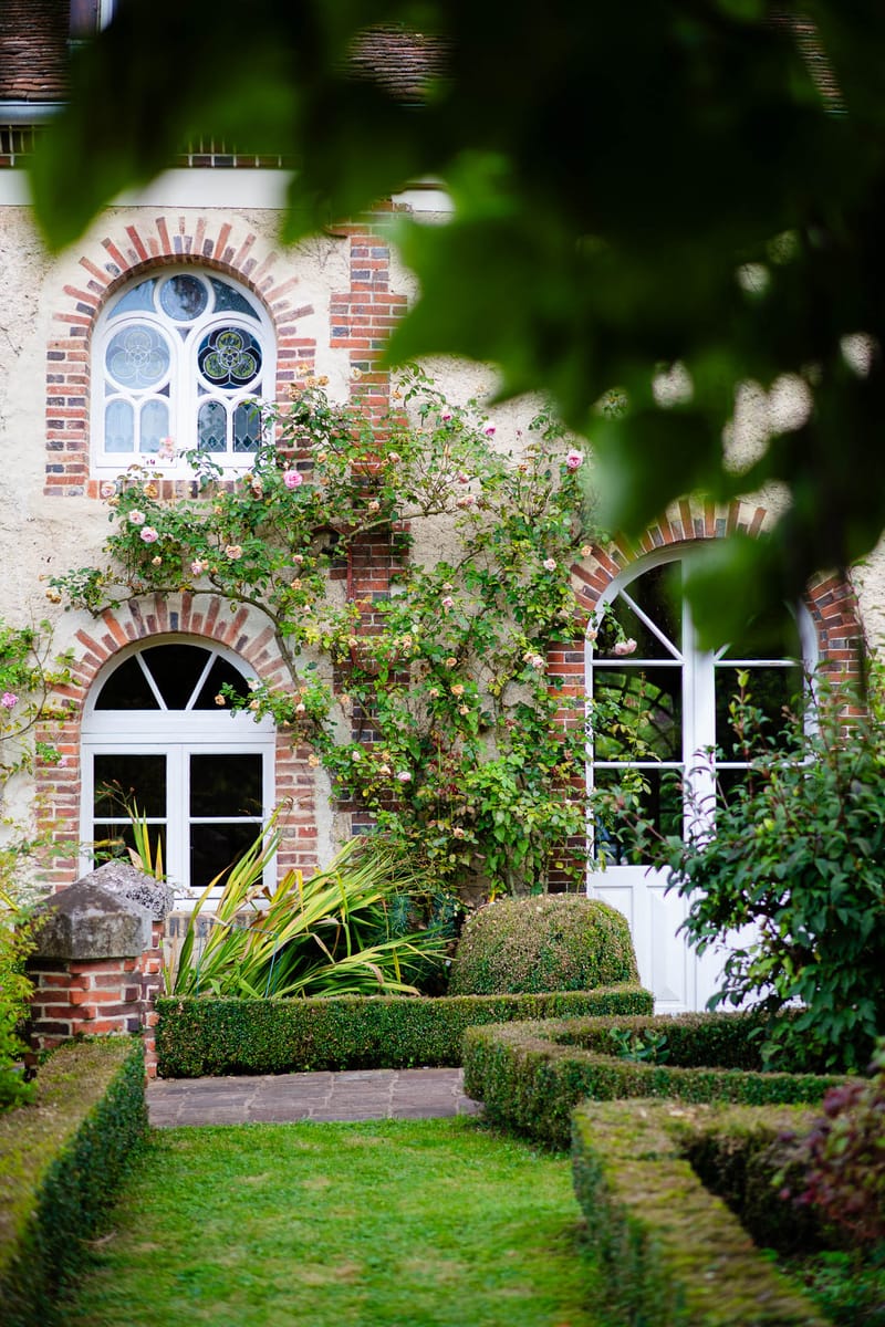 Wedding detail in a garden with white roses