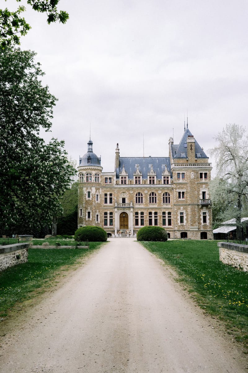Drive approach to Château de Méridon, Île-de-France