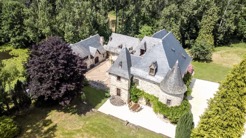 Aerial view of Chateau Eyparsac and its grounds set in open countryside
