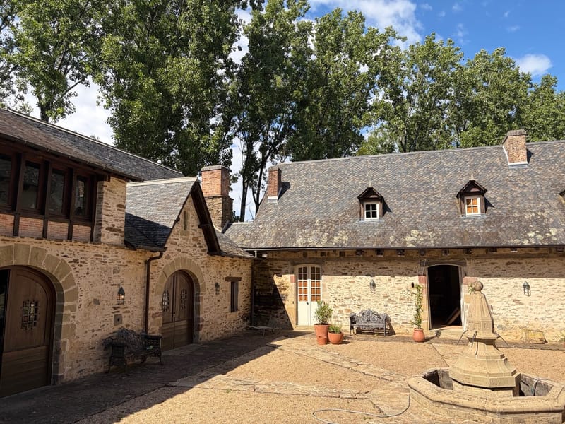 Cocktail reception area in the courtyard at Chateau Eyparsac