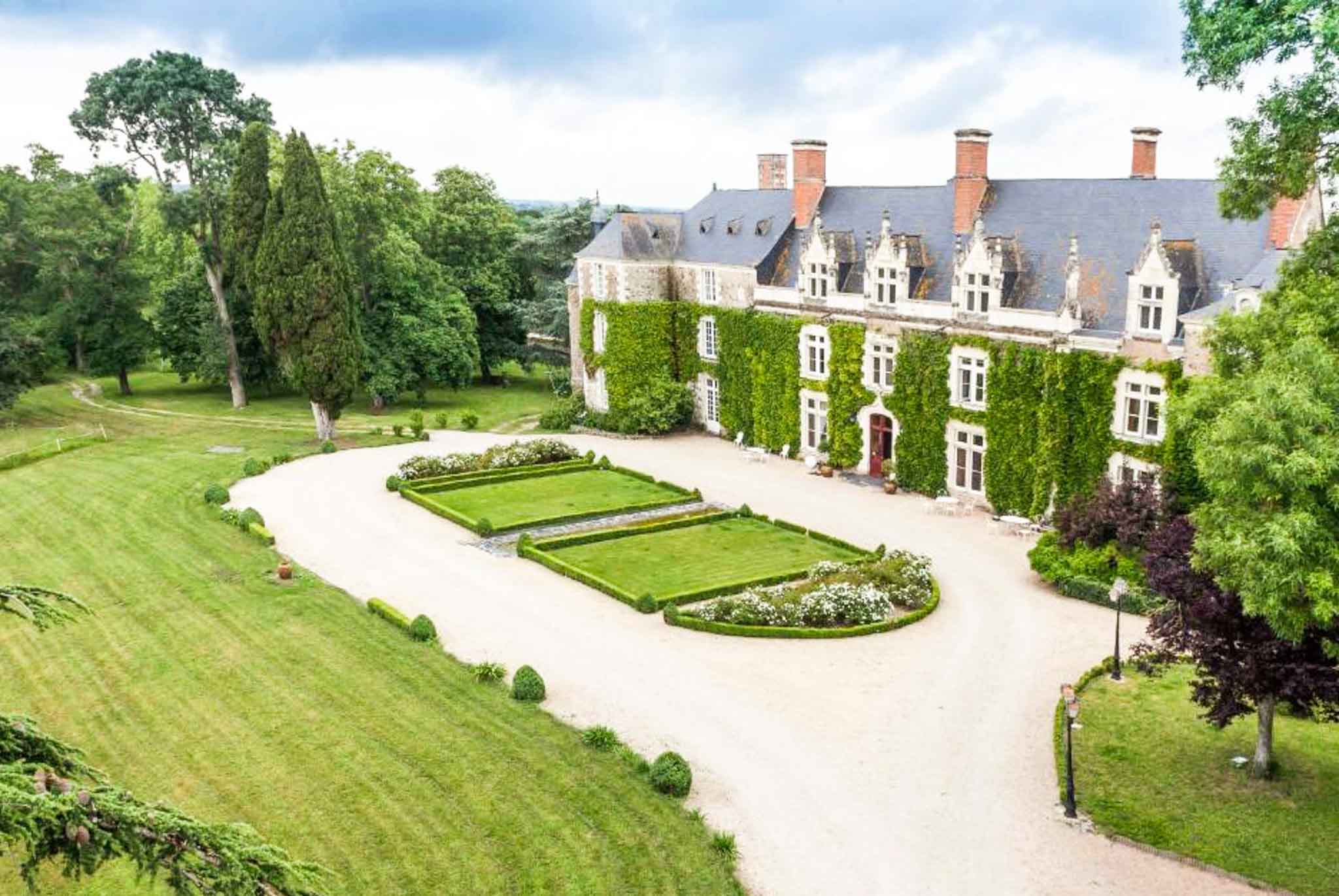 chateau de lepinay What is the average cost of a French wedding