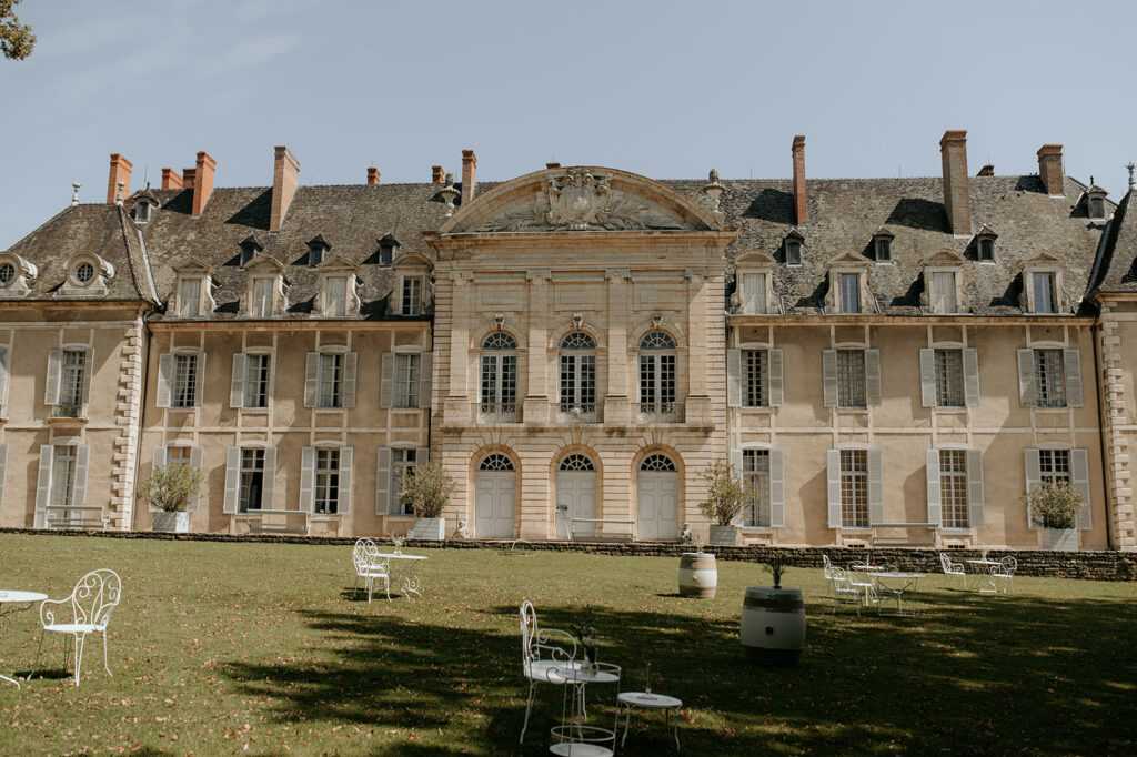 Abbaye de la Ferté Bourgogne cheap wedding venue with expansive gardens | Abbaye de la Ferté, lieu de mariage en Bourgogne avec de vastes jardins.