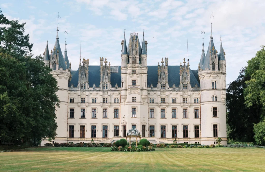 Reserve Château Challain for elegant wedding celebrations in France | Réservez Château Challain pour des célébrations de mariage élégantes en France