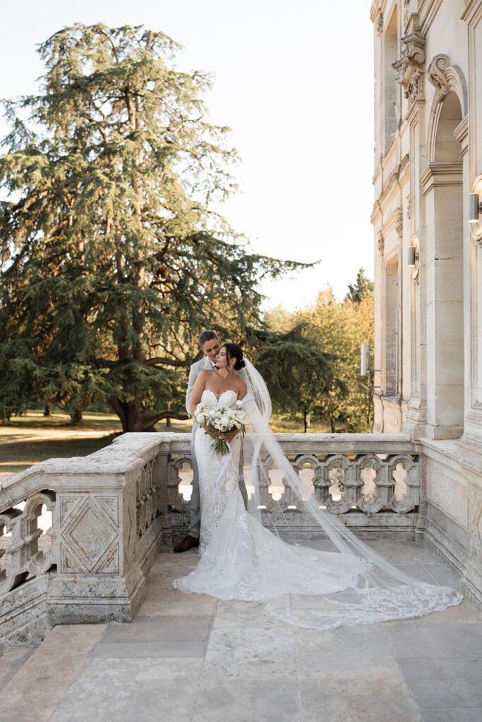 de la valouze a.bukowska bride groom hug from behind